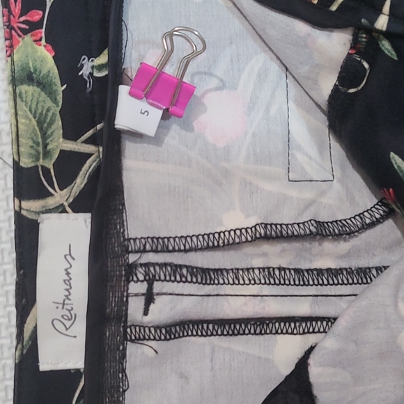 Reitmans Dark Floral Capri Pants size 5 - Picture 4 of 5